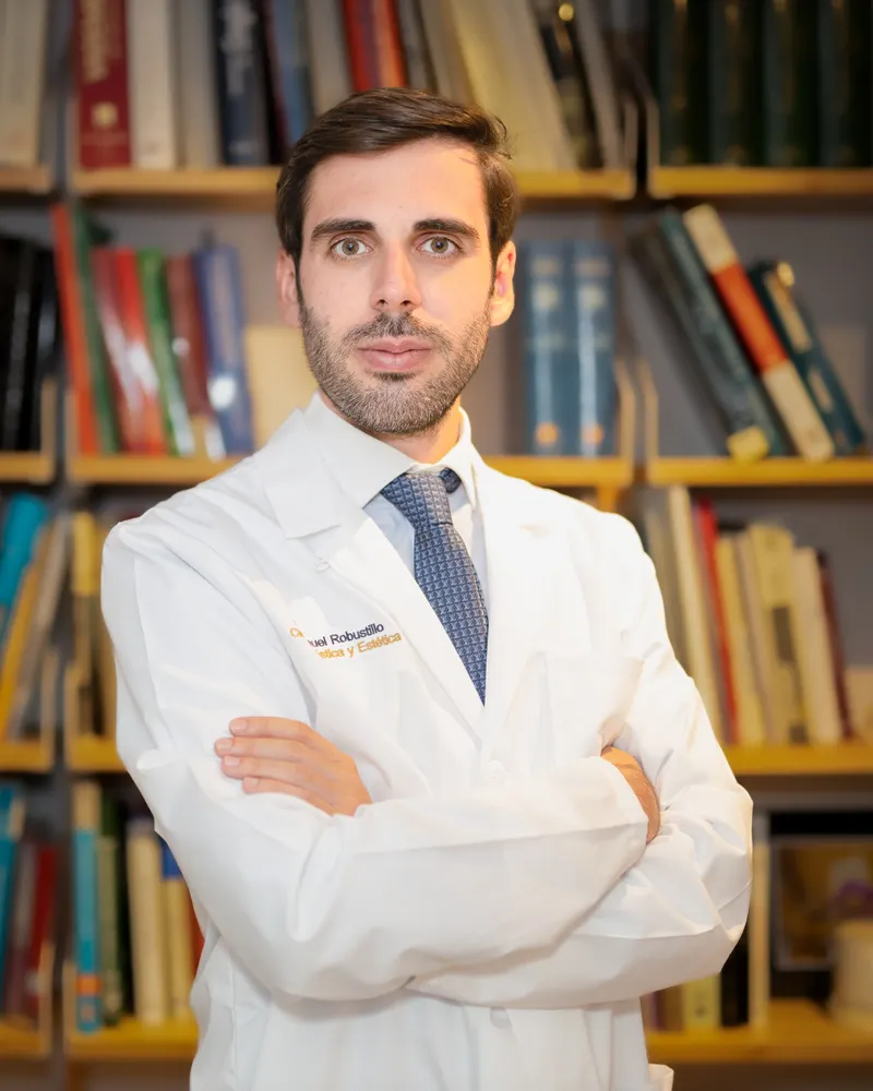 Dr. Manuel Robustillo en su despacho de consulta