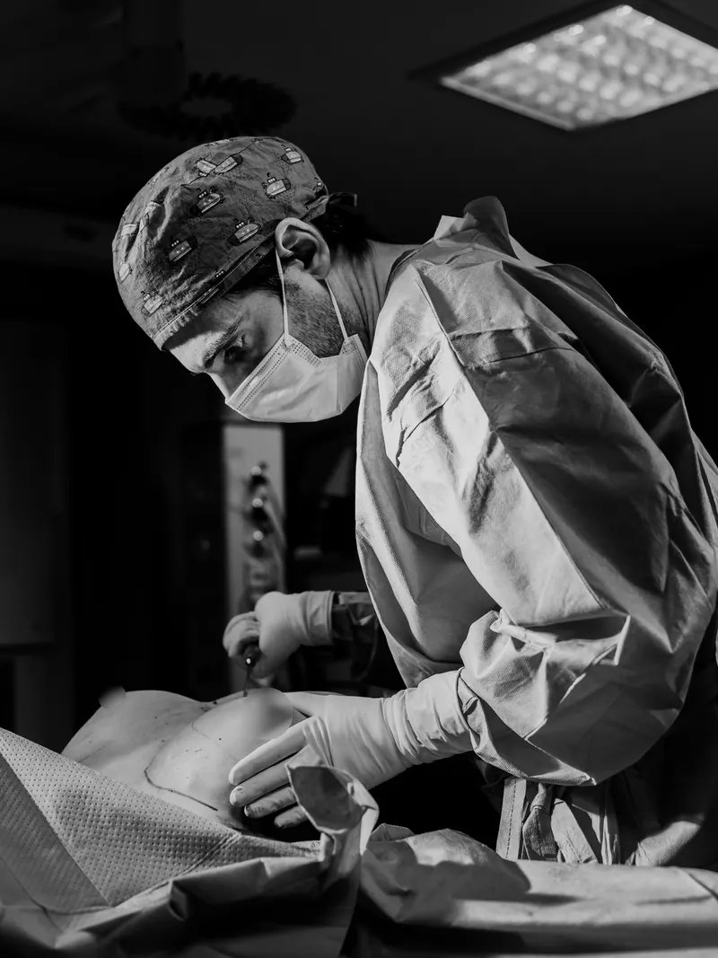Dr. Manuel Robustillo en quirófano, en blanco y negro